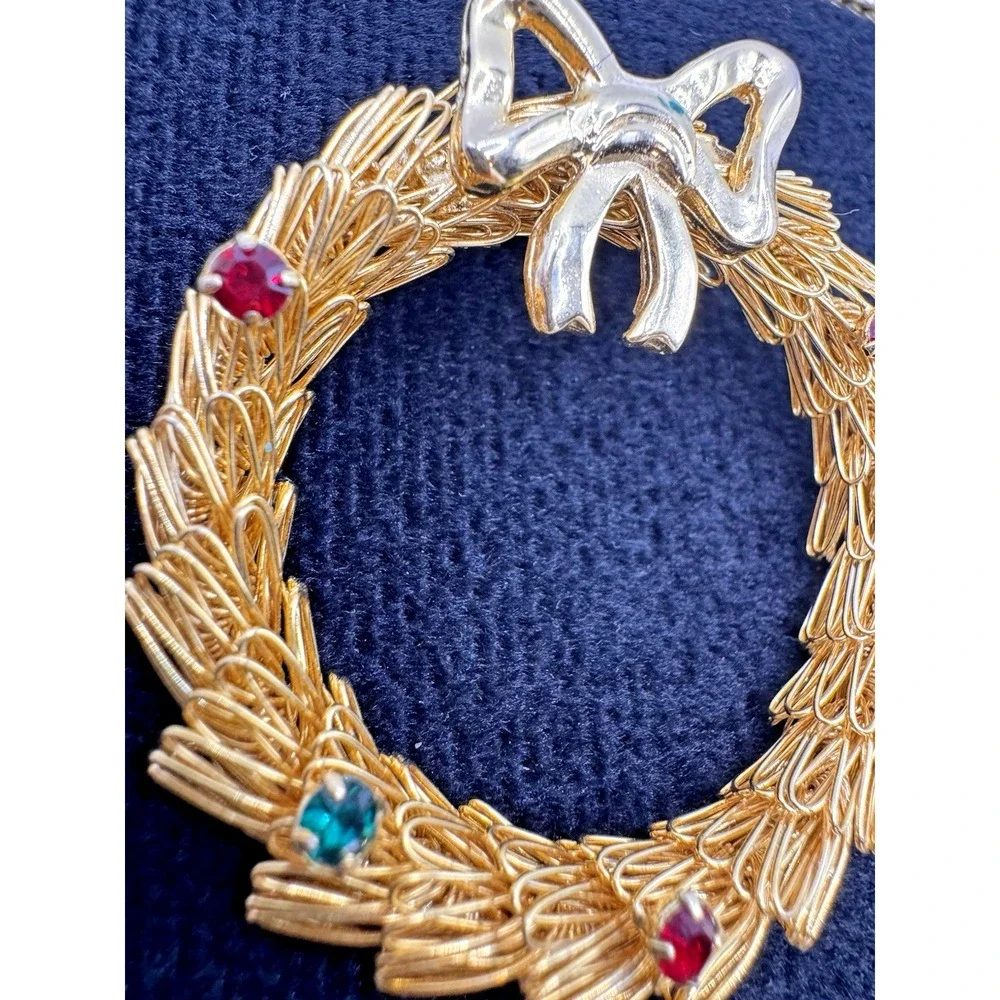 Gold Tone Christmas Wreath Brooch Red‎ Green Rhinestones Bow Pin